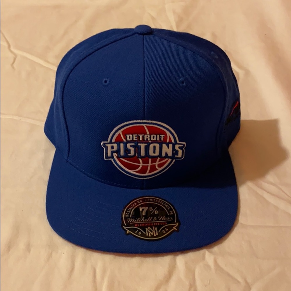 💯🔥Authentic Fitted Detroit Pistons Cap